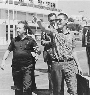 Dom Giussani, com padre Ricci (no fundo) e Pigi Bernareggi, em São Paulo, 1974.