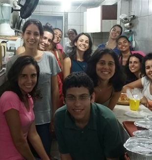 Universitários participam da caritativa, em São Paulo, preparando sopa para moradores de rua.