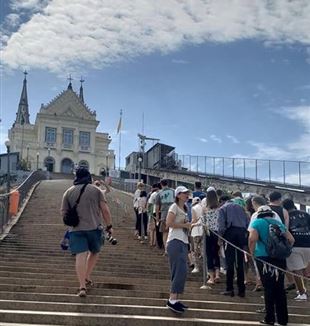 Peregrinos sobem a escadaria da Penha.