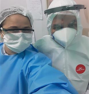 Pe. Ignazio (à direita) paramentado para visitar pacientes