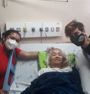 Thaís e Matheus com a mãe de Cida