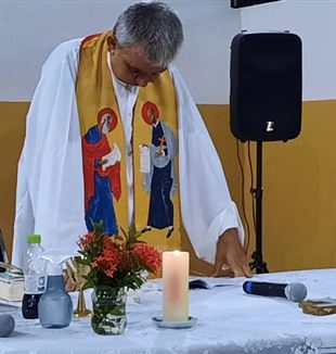 Pe. Ignazio celebrando sua missa de despedida