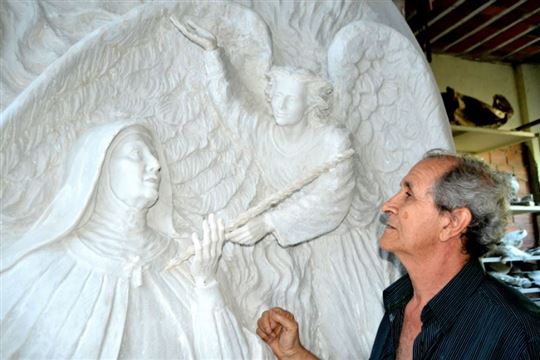 Hildebrando Lima com uma de suas esculturas.
