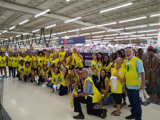 Voluntários num supermercado durante a Coleta