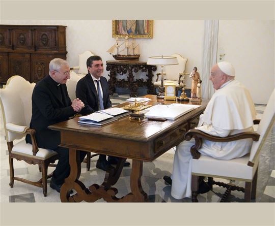 Dom Filippo Santoro e Davide Prosperi com o Papa Francisco. Audiência privada, 15/01/2024 (Vatican Media/Catholic Press Photo)